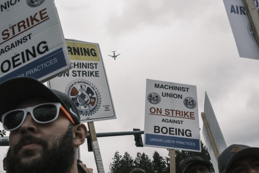 Boeing’s stock falls as talks with machinists union hit an impasse