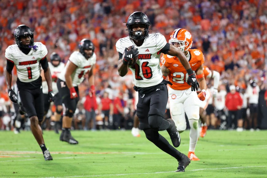 No. 11 Clemson takes first ACC defeat, as lackluster offense leads to 33-21 loss to Louisville