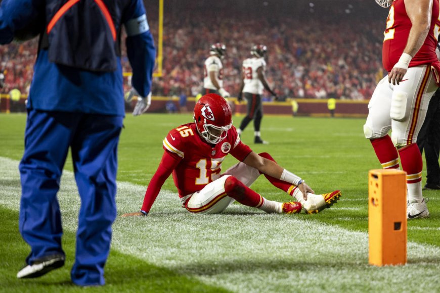 Chiefs QB Patrick Mahomes not limited at practice after ankle injury, should start vs. Broncos