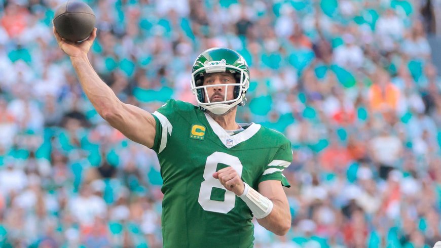 Jets' Aaron Rodgers halts historic drought of 300-yard passing games in Week 14 loss to Dolphins