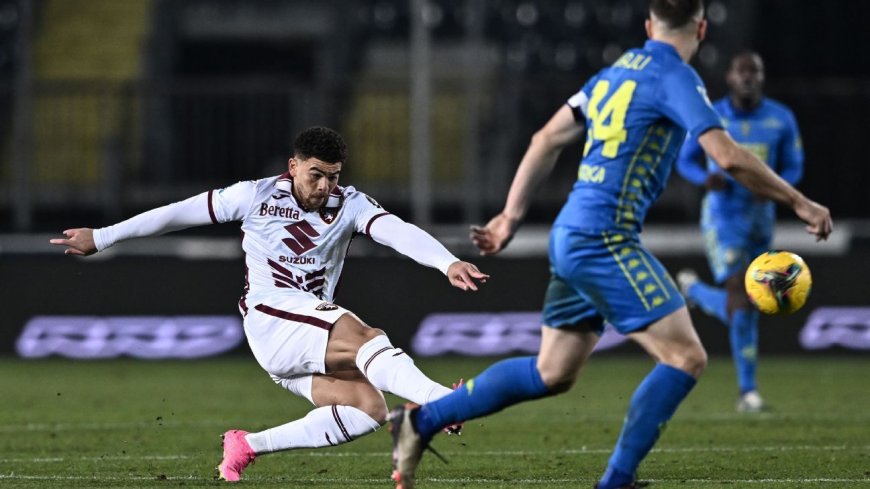 Ché Adams nets from near halfway line for Torino